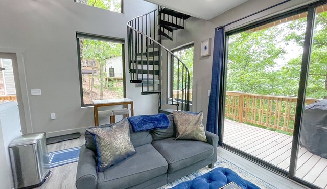 Selina @ Cobblepot Cottages - Cozy Treehouse for 2 with Amazing Views!