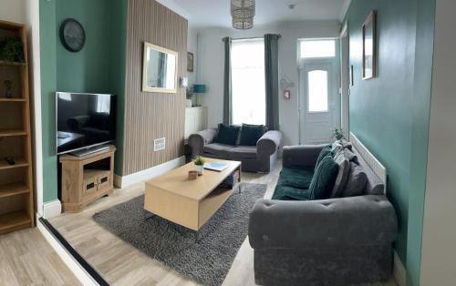 Selston House, 3 bedroom cosy cottage Home for up to 6 Guests, Cul-de-sac on Private road