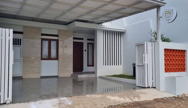 Semesta Lux Family Guesthouse - 3BR house in Lampung with AC, wifi, and kitchen.