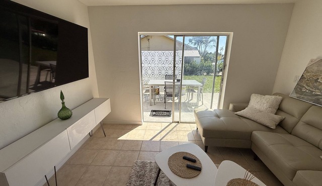 Semi-Attached House in Naples w/Huge Yard and Corner Lot