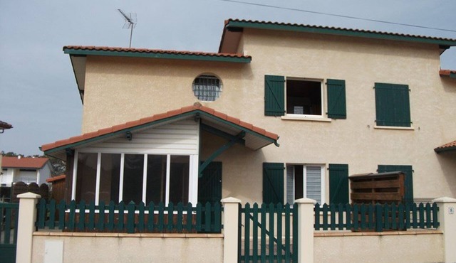 Semi-detached villa for 9 ppl. Near beach, pets allowed, parking