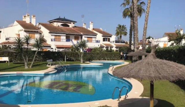 Semi-detached house very close to the beach of Mil Palmeras. Ideal for families.