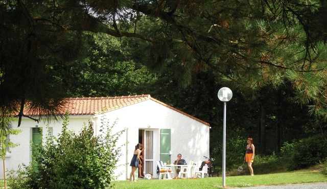 Semi-detached bungalow with microwave, in the great Vendée