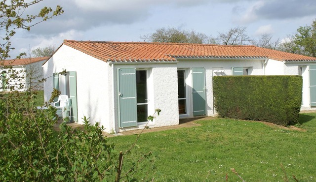 Semi-detached bungalow with microwave, in the great Vendée