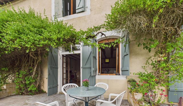Semi-detached cottage, 4 adults 1 child, pool