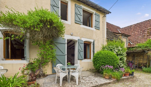 Semi-detached cottage - shared pool - 4 people