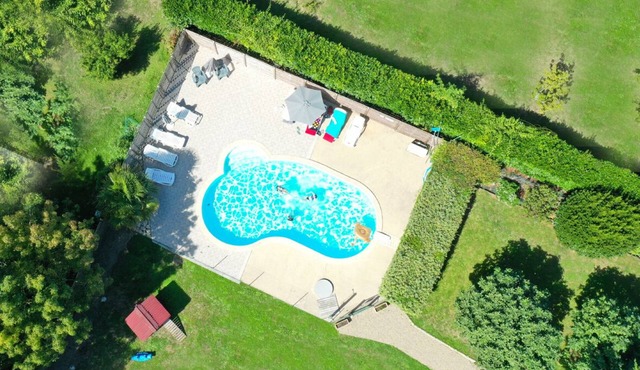 Semi-detached cottage with heated pool 5km from the beach