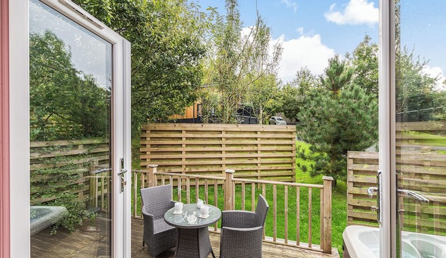 Semi-detached deluxe lodge offering the perfect romantic retreat for couples.