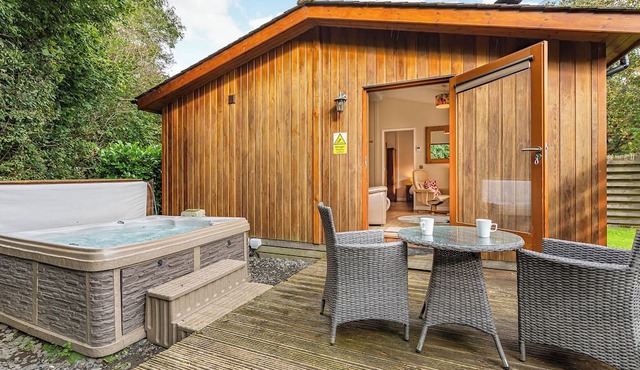 Semi-detached deluxe lodge offering the perfect romantic retreat.