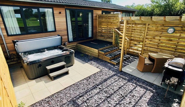 Semi-detached deluxe lodge offering the perfect romantic retreat.