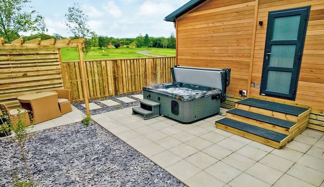 Semi-detached deluxe lodge offering the perfect romantic retreat.