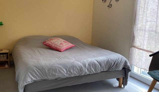 Semi-detached + enclosed exterior. Animals ok!