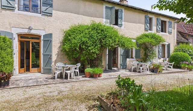 Semi-detached gîte for 4 - shared pool - garden