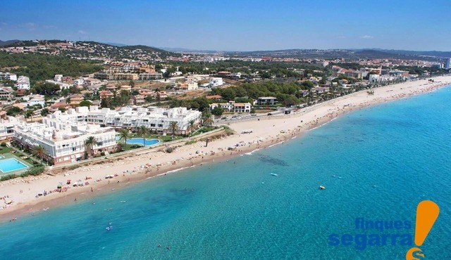 Semi-detached house with barbecue and communal area with swimming pool, 500m from the beach.