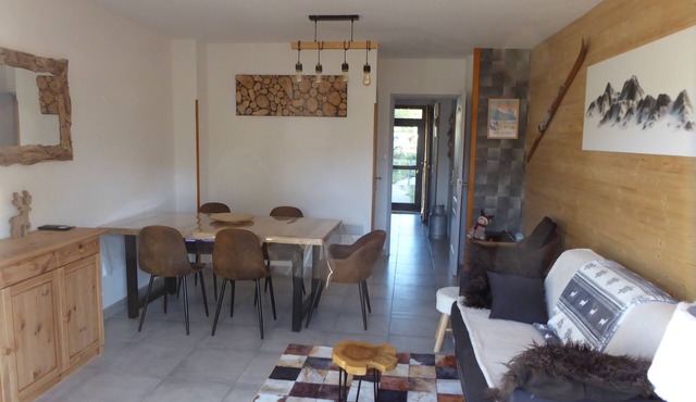 Semi-detached house, 3* 5 beds, 2 bedrooms garage parking, enclosed garden, WIFI