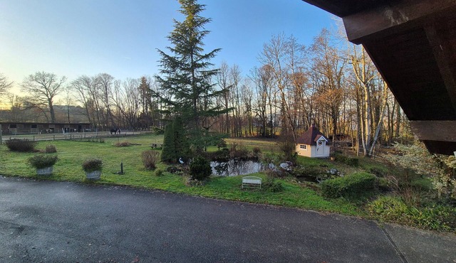 Semi-detached house between lake and mountains with horse-riding facilities