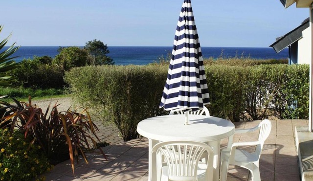 Semi-detached house with sea views, Plouhinec