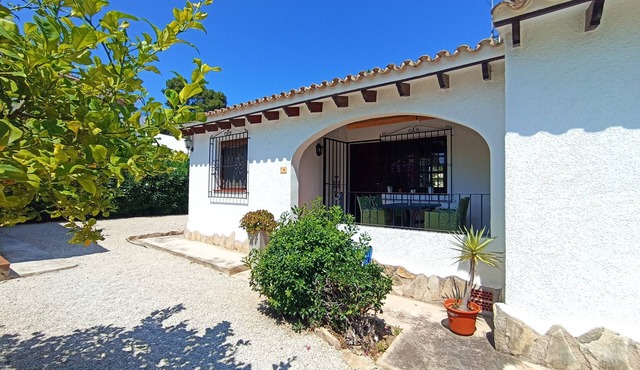 Semi-detached in the Urb. Los Limoneros, very close to the town center!