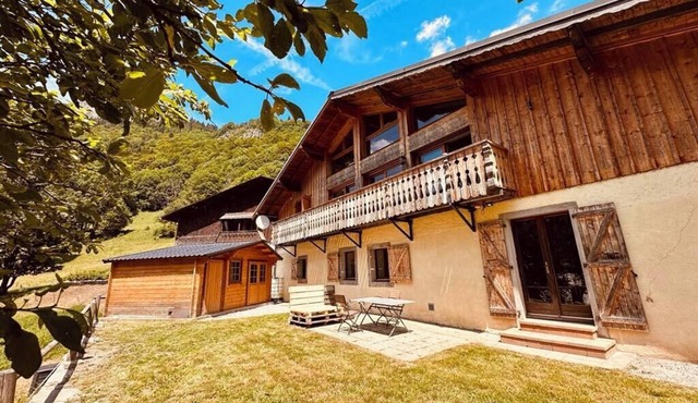 Semi-detached mountain chalet with fireplace