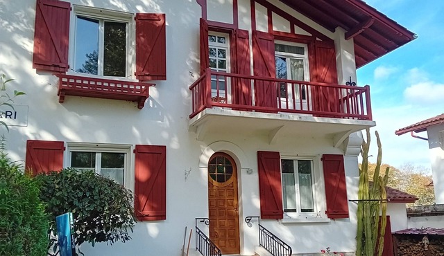 Semi-detached townhouse with its own garden and swimming pool