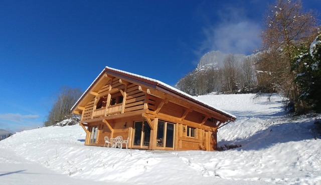Semi-new 4-person Savoyard chalet in the middle of the mountains