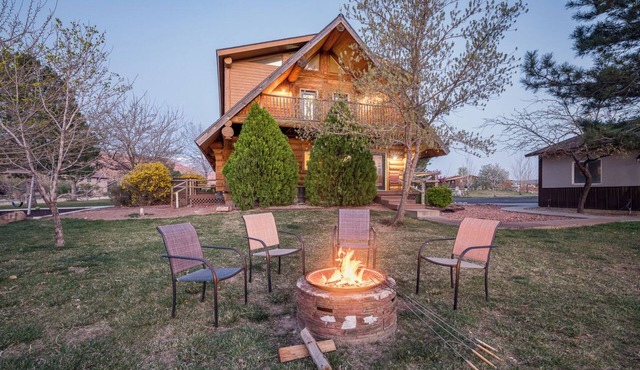 SENDERO- 10 min from Moab. Sleeps 17! Tons of parking. Hot tub. Huge yard