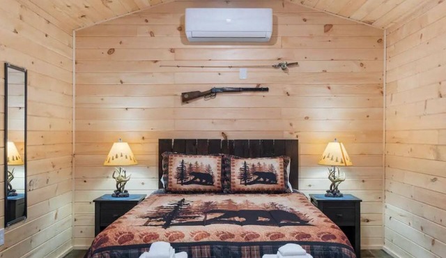 Seneca Hideaway/Rustic Hunter’s cabin/Hot Tub