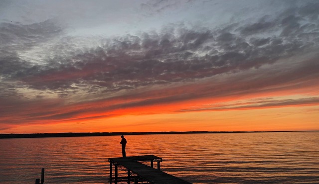Seneca Lake cottage, 114 ft of level shale beach. Beautiful sunsets.