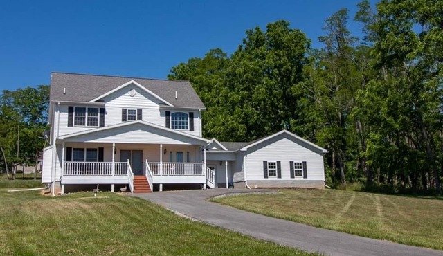 Seneca Manor: "Right Along Seneca Lake Wine Trail - Near Geneva!"