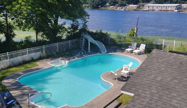 Seneca Riverfront Spa! Hot tub, Pool + Sauna. Deep Water Docks and boat launch!