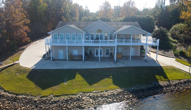 Seneca Serenity. Huge Lake Front House. n