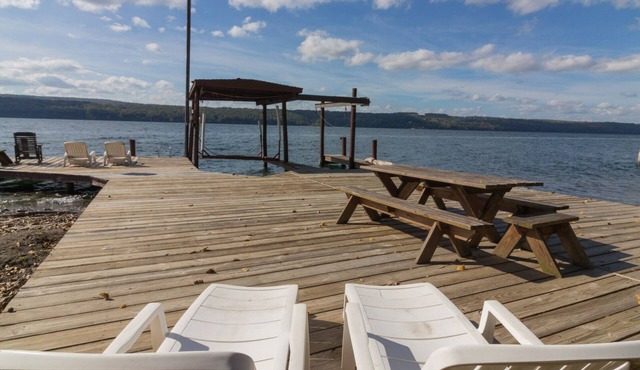 Seneca Sisters Lodge: Private escape with bonus lake cottage next to wineries