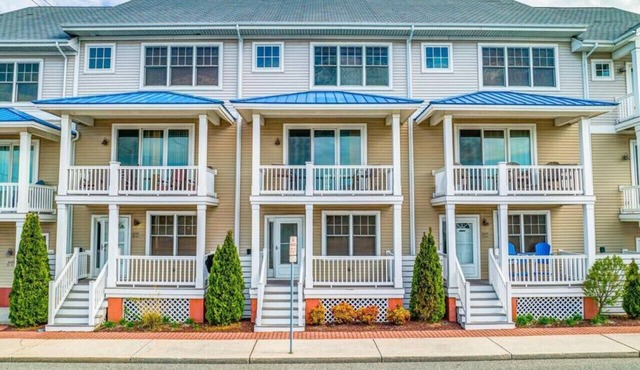 Seniors welcome! Large Townhouse near Boardwalk and Beach!