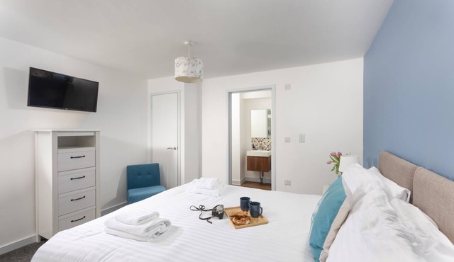Sennen, B&B - a hotel room that sleeps 2 guests in 1 bedroom
