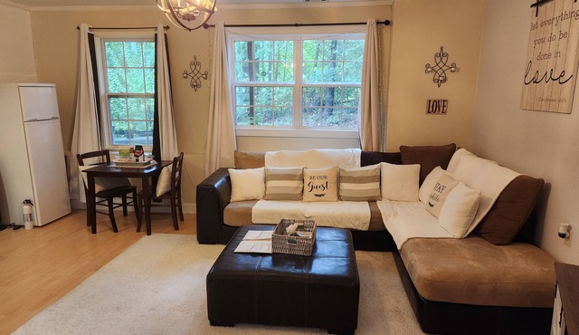 Senoia Charming Farmhouse Guest Suite 20 mins to Trilith Studios, 5 min. to Town