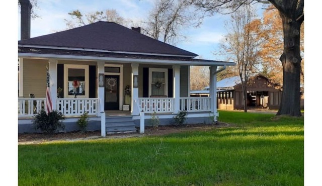 Senoia Farmhouse close to town, the home of The Walking Dead.