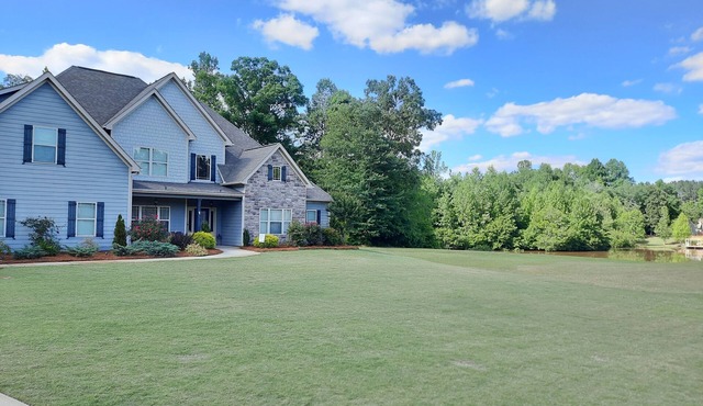 Senoia, GA 5 bed 4 bathroom, 2 miles from downtown Senoia!