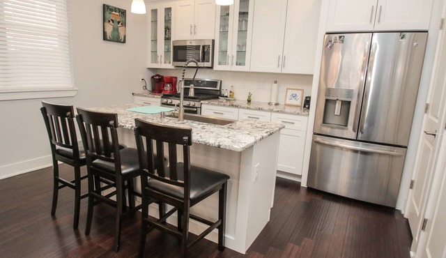 Sensational 3Bed/2Bath w/GATED PARKING! Sleeps 10!