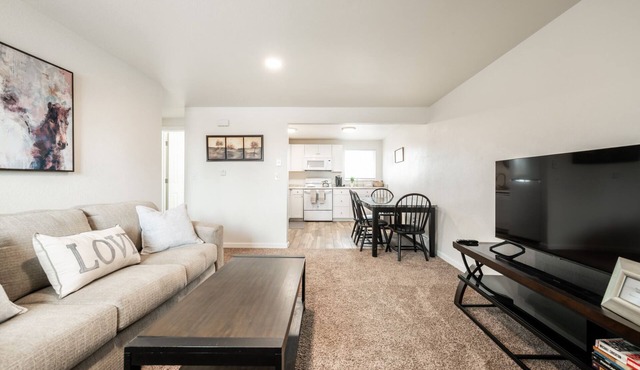 ◆ Sensational Apartment! 2 Bed 1 Bath - Sleeps 4 ◆