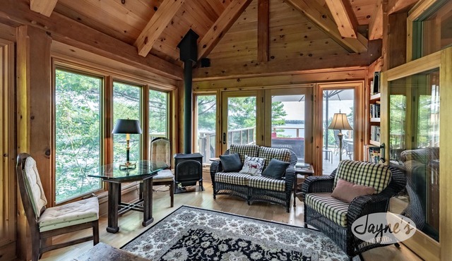 Sensational Georgian Bay Cottage 6 Bdrms, 5 with Ensuites! Hot Tub! AC!