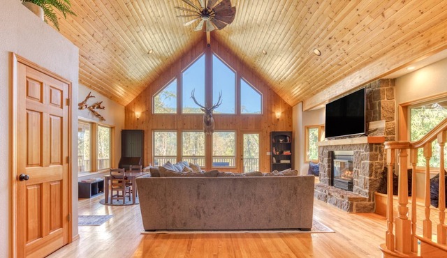 Sensational Private Mountain Lodge on 10 Acres, Pet Friendly, StarLink, Pool Table, Games, FireTable