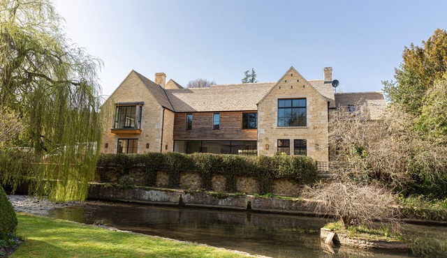 Sensational six bedroom house located 5 miles from popular Cotswold towns.