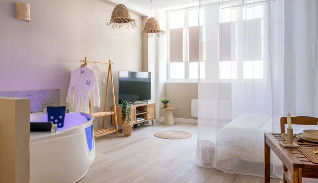 Sensual, romantic suite with whirlpool bath: an intense moment