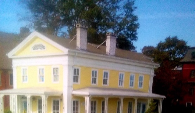 Separate apartment in ship captain's house. Quiet neighborhood. Near beach.