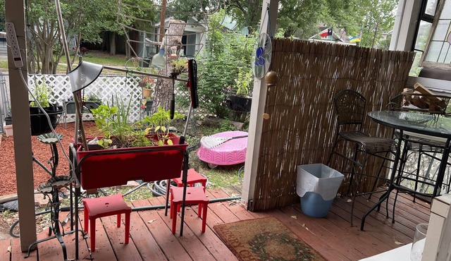 Separate entrance -large porch-private room
