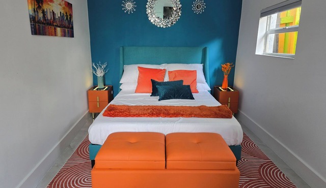 Separate Guesthouse-Private Bathroom-Full Kitchen-Free Parking-AC-Center of Mia.