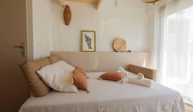 Separate room with pool access