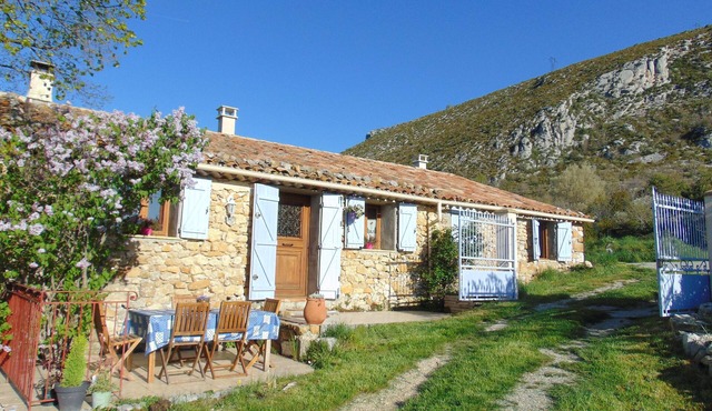 Separated studio on a fenced lot entering the Gorges du Verdon