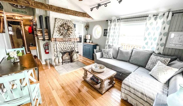 SEPT AVAILABILITY! Fire Pit/Steps to Beach