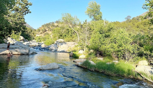 Sequoia Forest River House. River at the backyard, Up to 10 guests